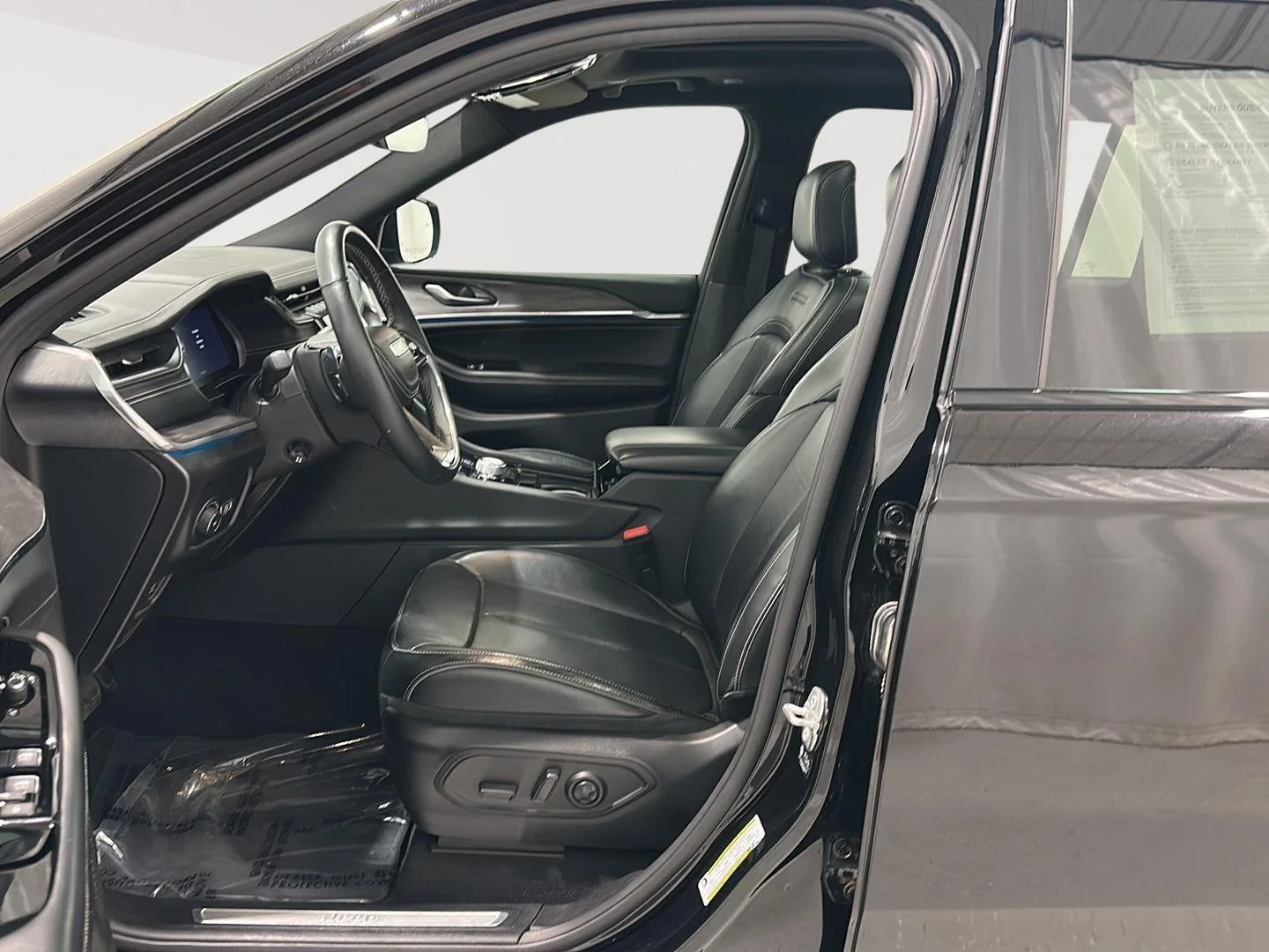 Used 2022 Diamond Black Crystal Pearlcoat Jeep Overland image 18