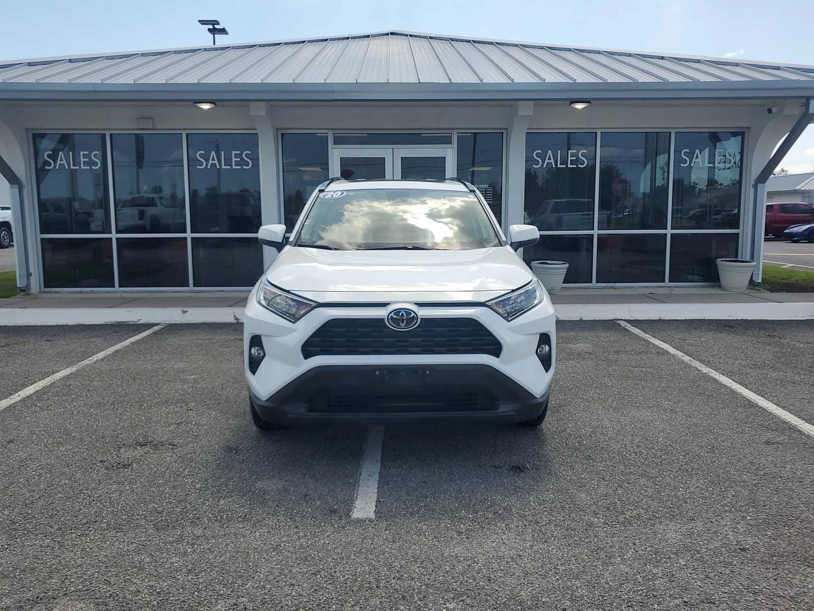Used 2020 Super White White Toyota XLE image 10
