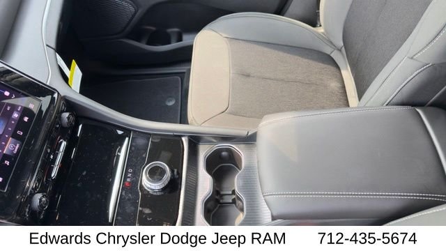 New 2026 Bright White Clear-Coat Exterior Paint Jeep Laredo X image 19