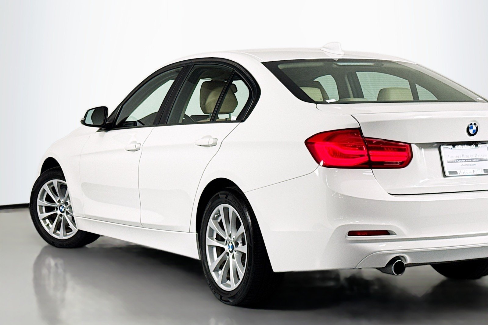 Used 2018 Alpine White BMW 320i image 14
