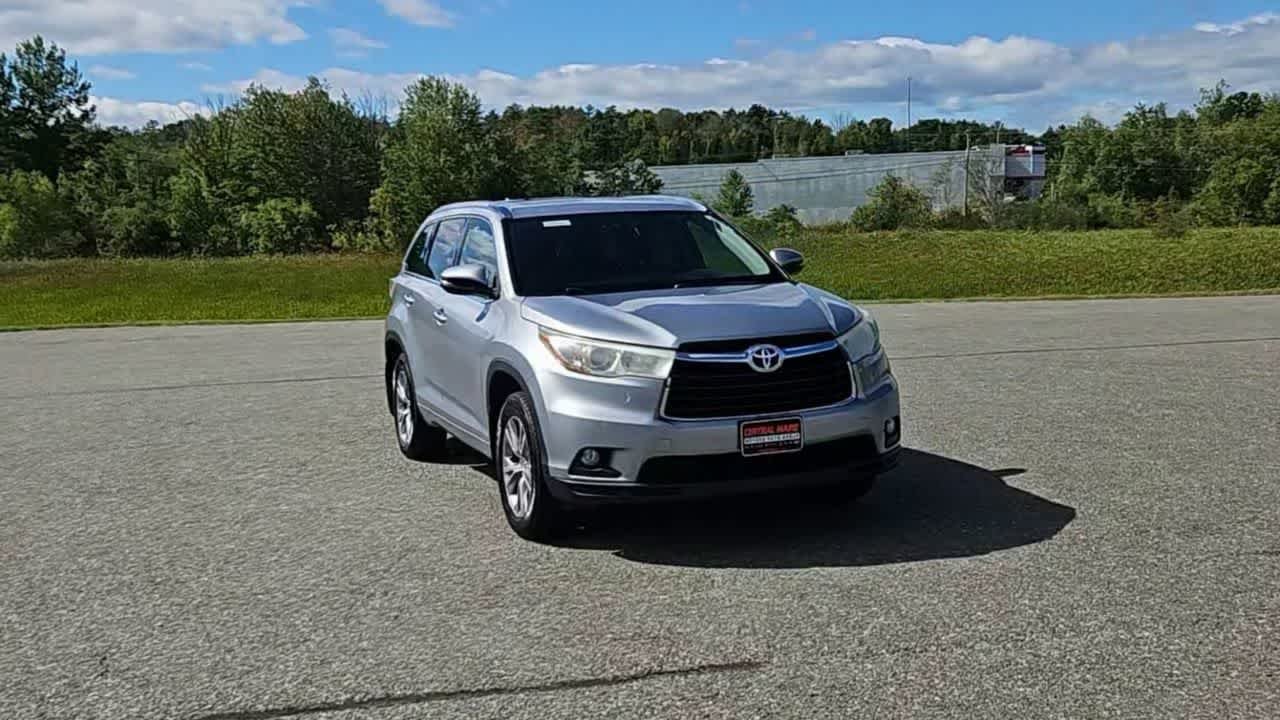 Used 2015 Silver Sky Metallic Toyota XLE image 7