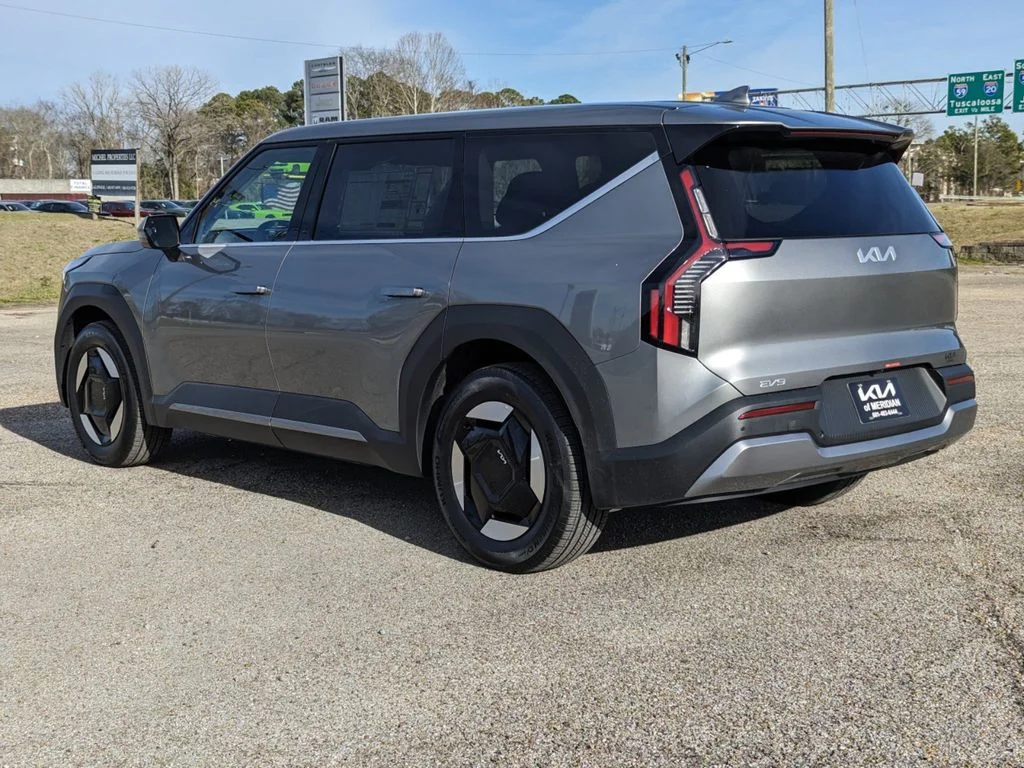 New 2024 Pebble Gray Kia Light RWD image 5