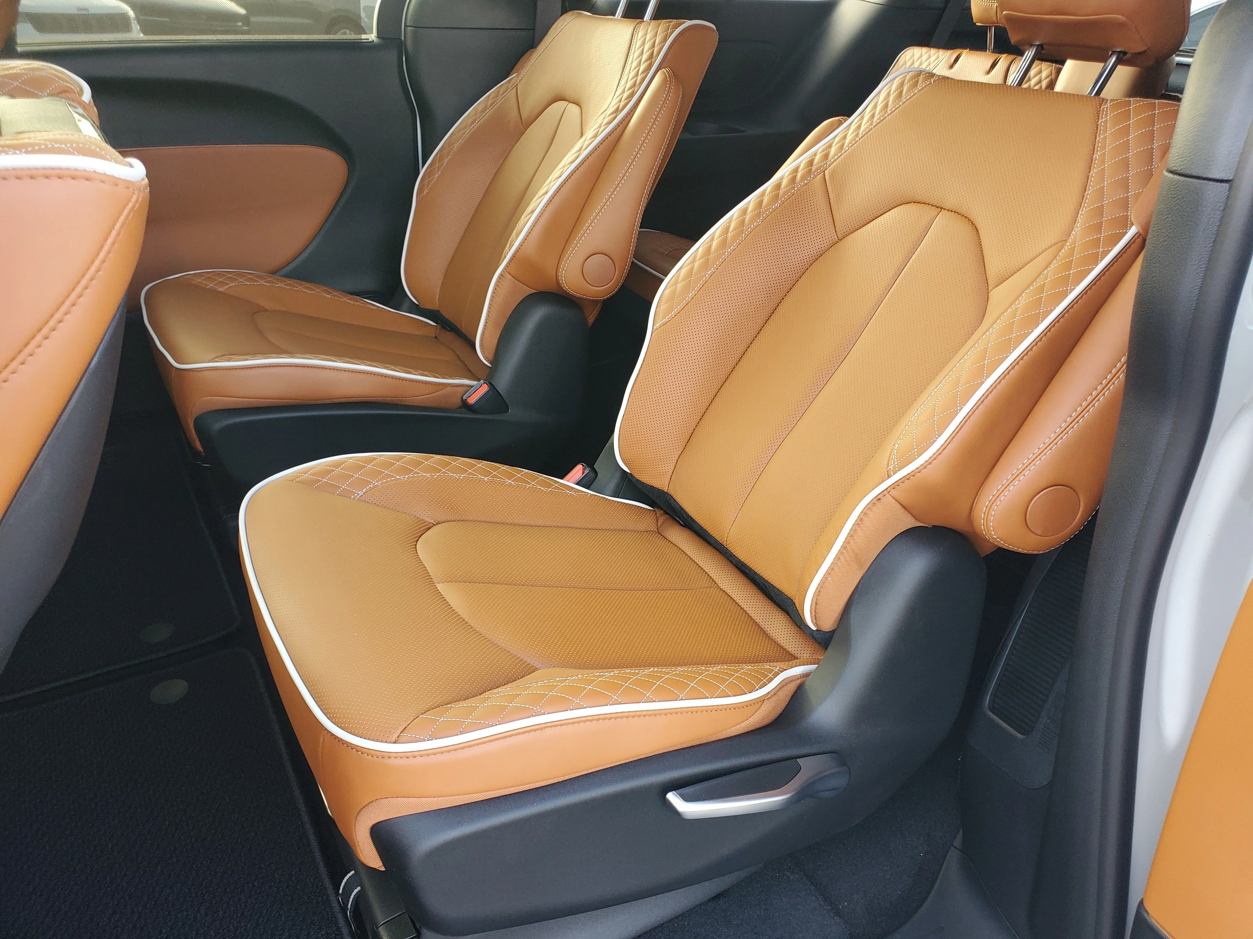 New 2026 Bright White Clear-Coat Exterior Paint Chrysler Pinnacle image 16