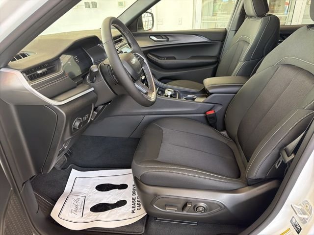 New 2026 Bright White Clear-Coat Exterior Paint Jeep Laredo image 19