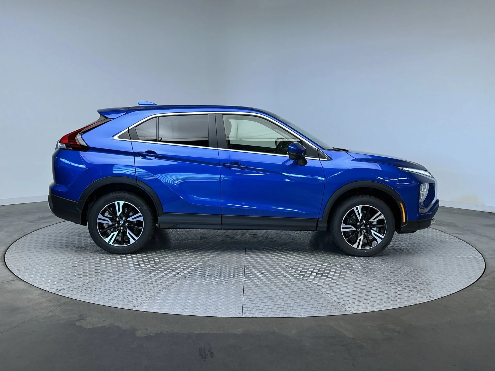 New 2026 Lightning Blue Metallic Mitsubishi SE image 10
