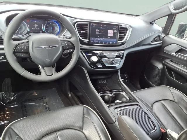 Used 2025 Blue Chrysler Limited image 4