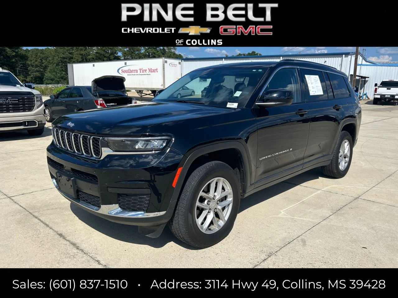 Used 2023 Black Jeep Laredo image 1