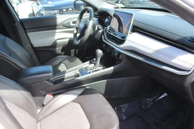 Used 2024 White Jeep Latitude image 34