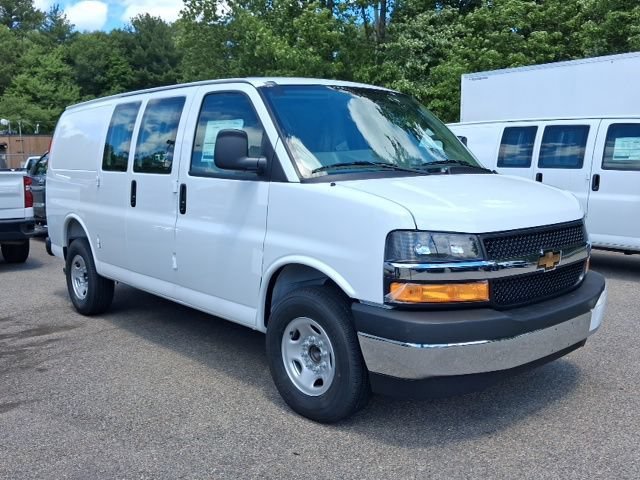 New 2026 Summit White Chevrolet WT image 2