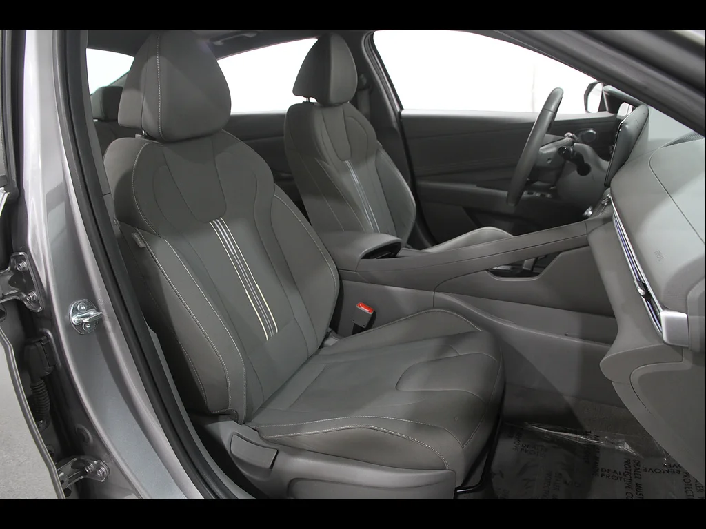 Certified Used 2025 Fluid Metal Metallic Hyundai SEL Convenience image 16