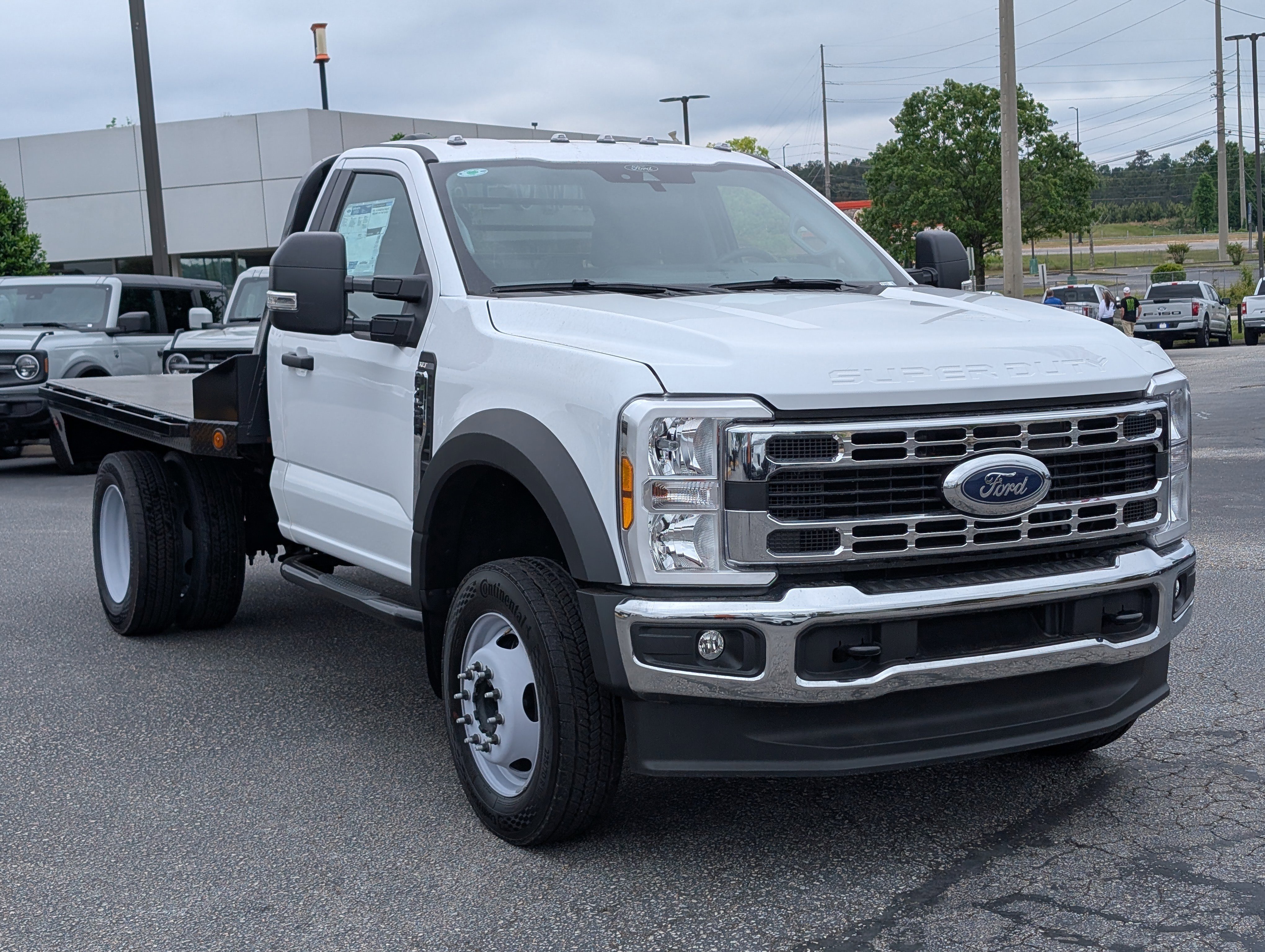 New 2026 Oxford White FORD F-450® XLT image 4