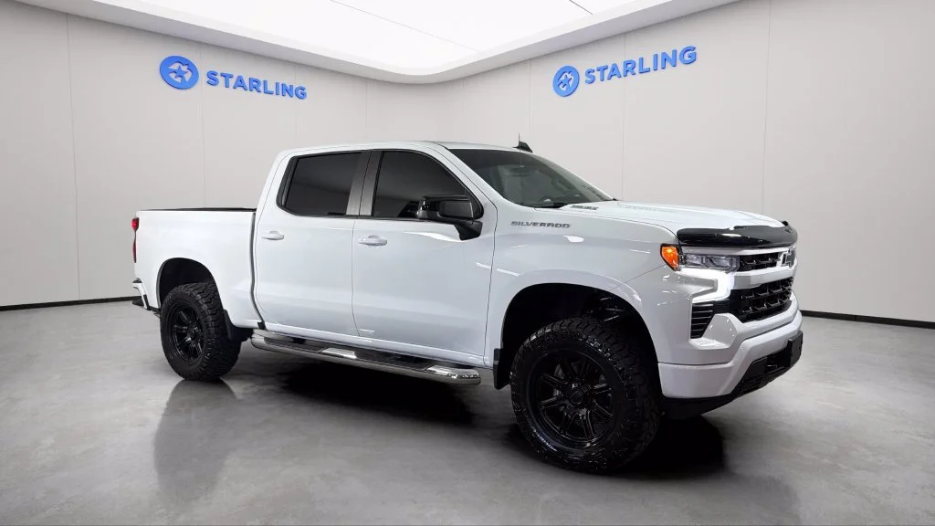 Used 2024 Summit White Chevrolet RST image 13