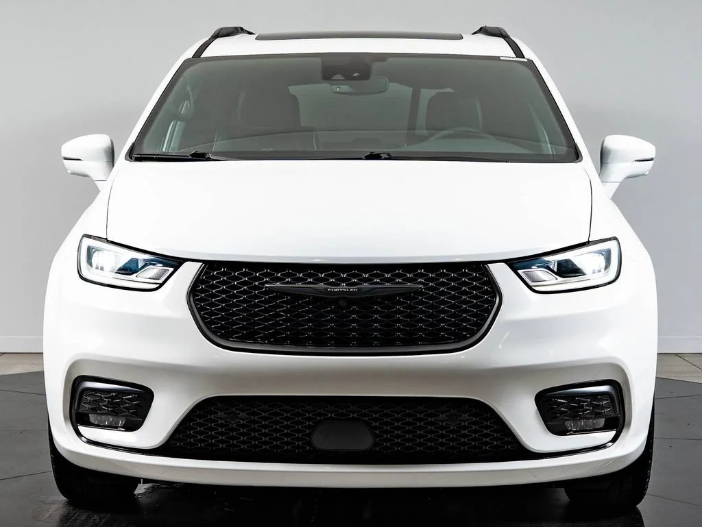 2022 Chrysler Pacifica Limited's photo