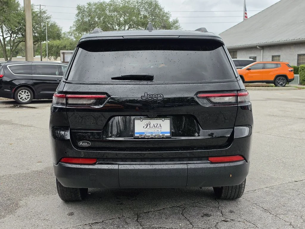 Used 2025 Diamond Black Jeep Altitude X image 5