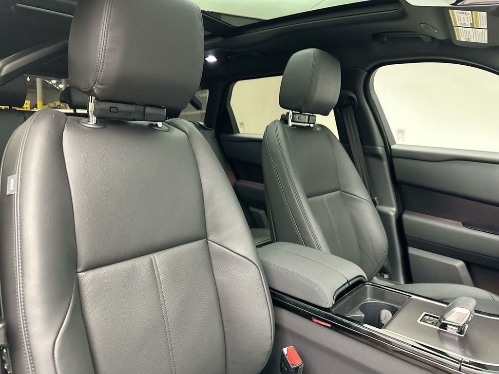 Used 2026 Fuji White Land Rover Dynamic SE image 5