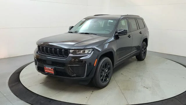 New 2026 Diamond Black Crystal Pearl-Coat Exterior Paint Jeep Altitude image 3