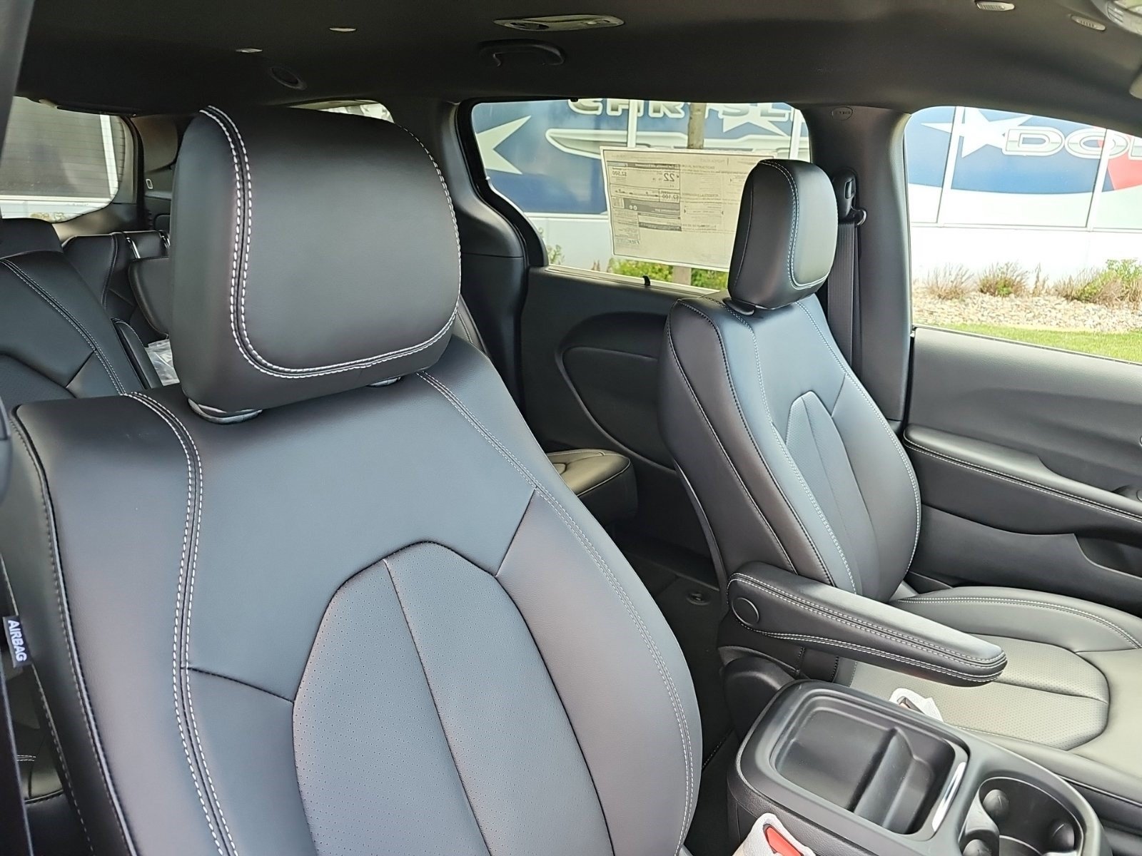 New 2027 Diamond Black Crystal Pearlcoat Chrysler Select image 11