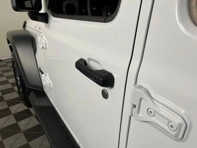 Used 2026 White/off-white Jeep Sport S image 13