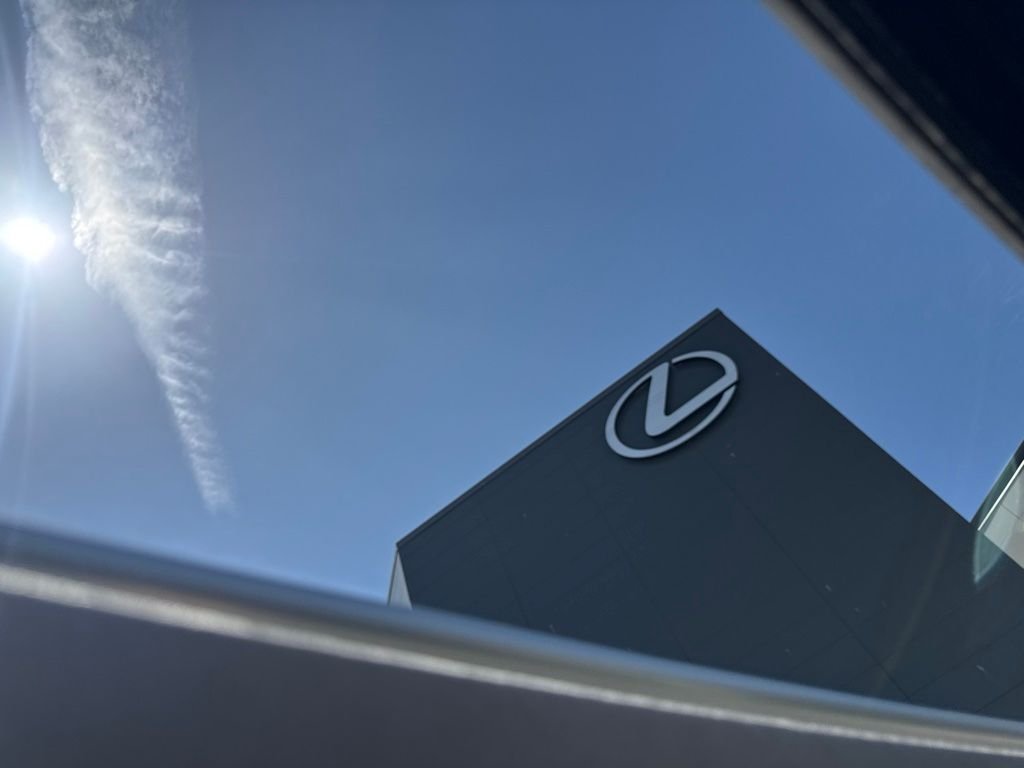 Used 2018 White Lexus 500 Base image 9