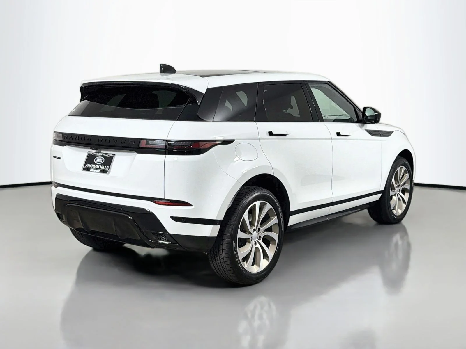 New 2026 Fuji White Land Rover Hoxton Edition image 5