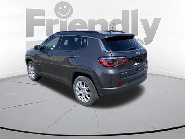 Used 2023 Gray Jeep Latitude Lux image 7