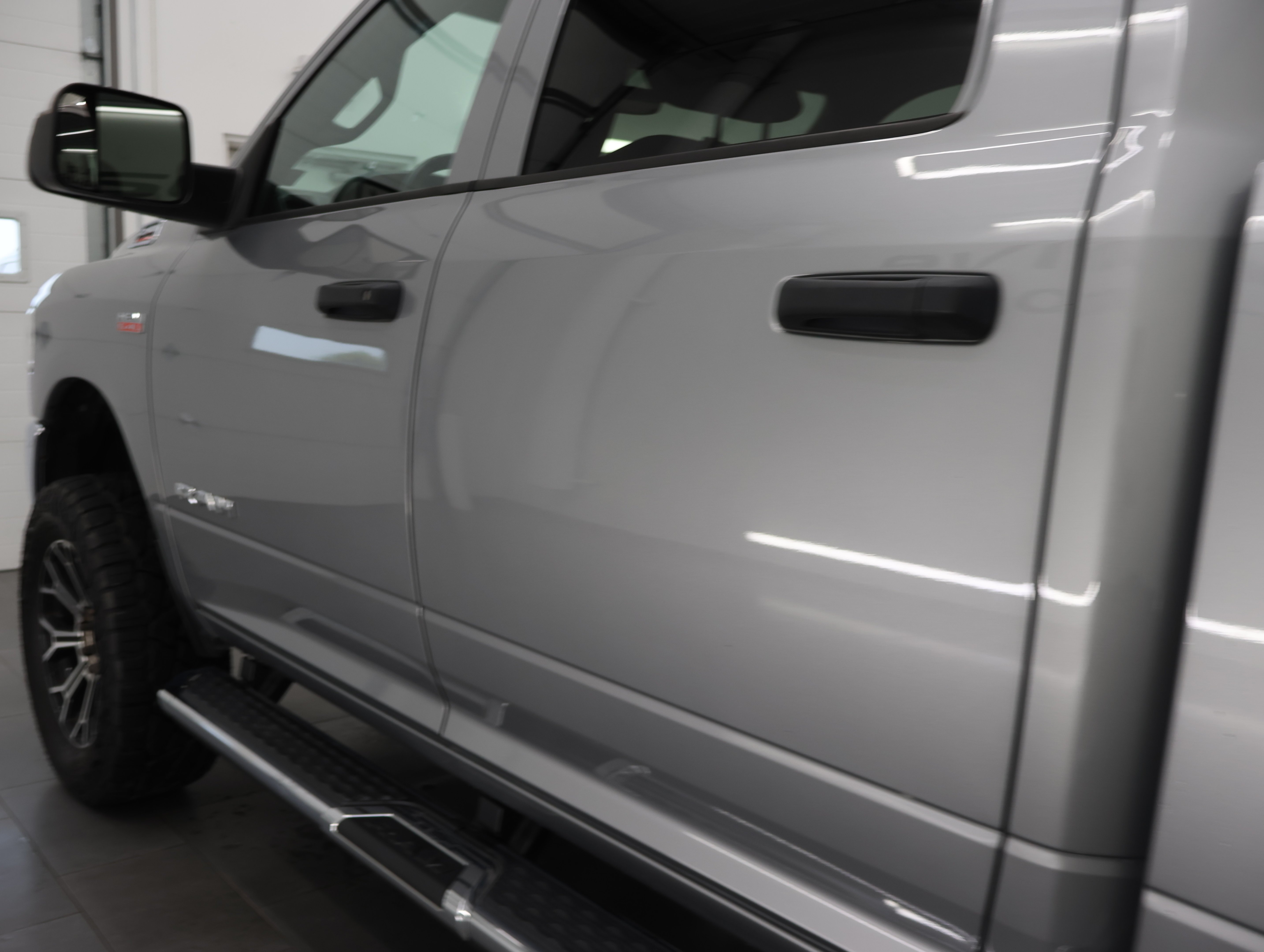 Used 2022 Billet Silver Metallic Clearcoat Ram 4x4 Crew Cab Tradesman: CREW-SHORT-TRADESMAN LVL 2-6.4L V8 HEMI-4WD-20 WHEELS image 31