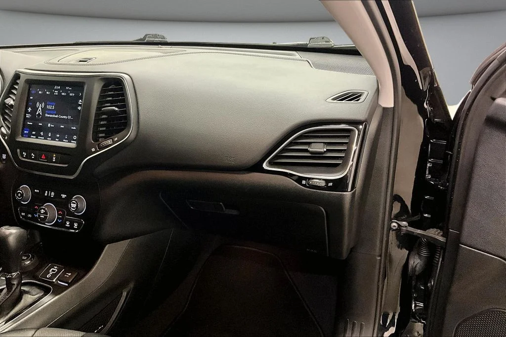 Used 2023 Black Jeep Altitude image 27