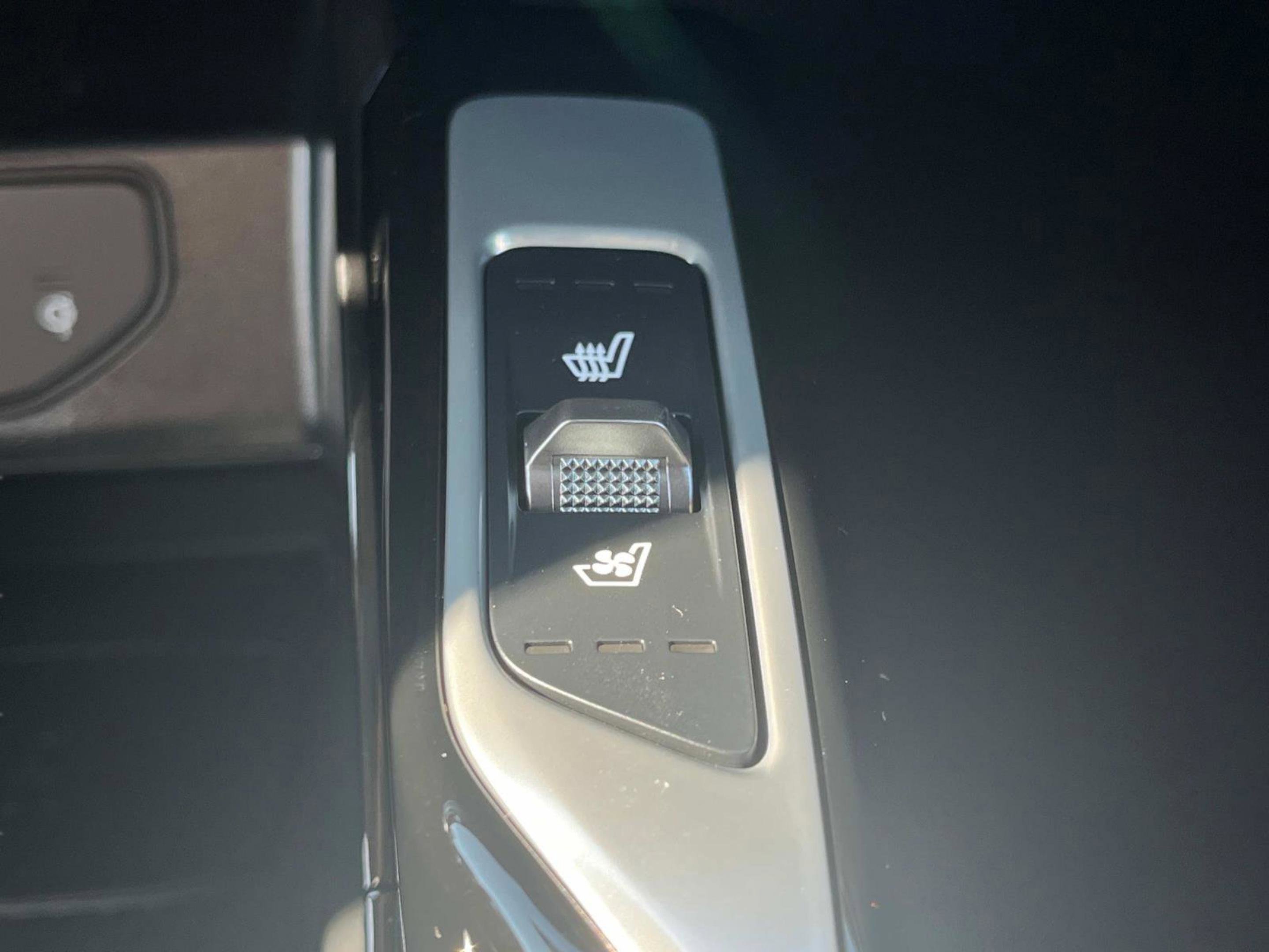 New 2025 Wolf Gray Kia X-Line SX AWD image 35