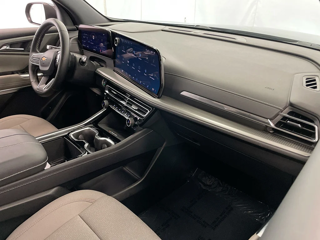 Used 2025 Mosaic Black Metallic Chevrolet LT image 28