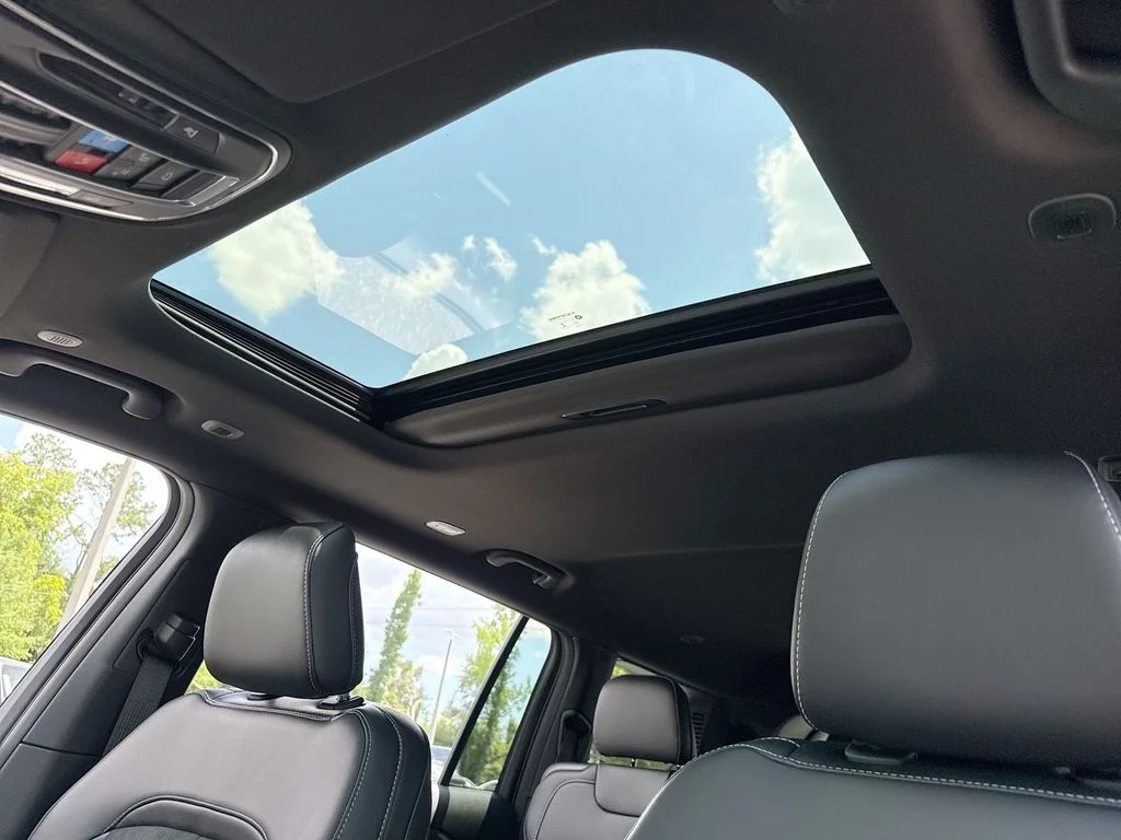 New 2026 Bright White Clear-Coat Exterior Paint Jeep Laredo image 19