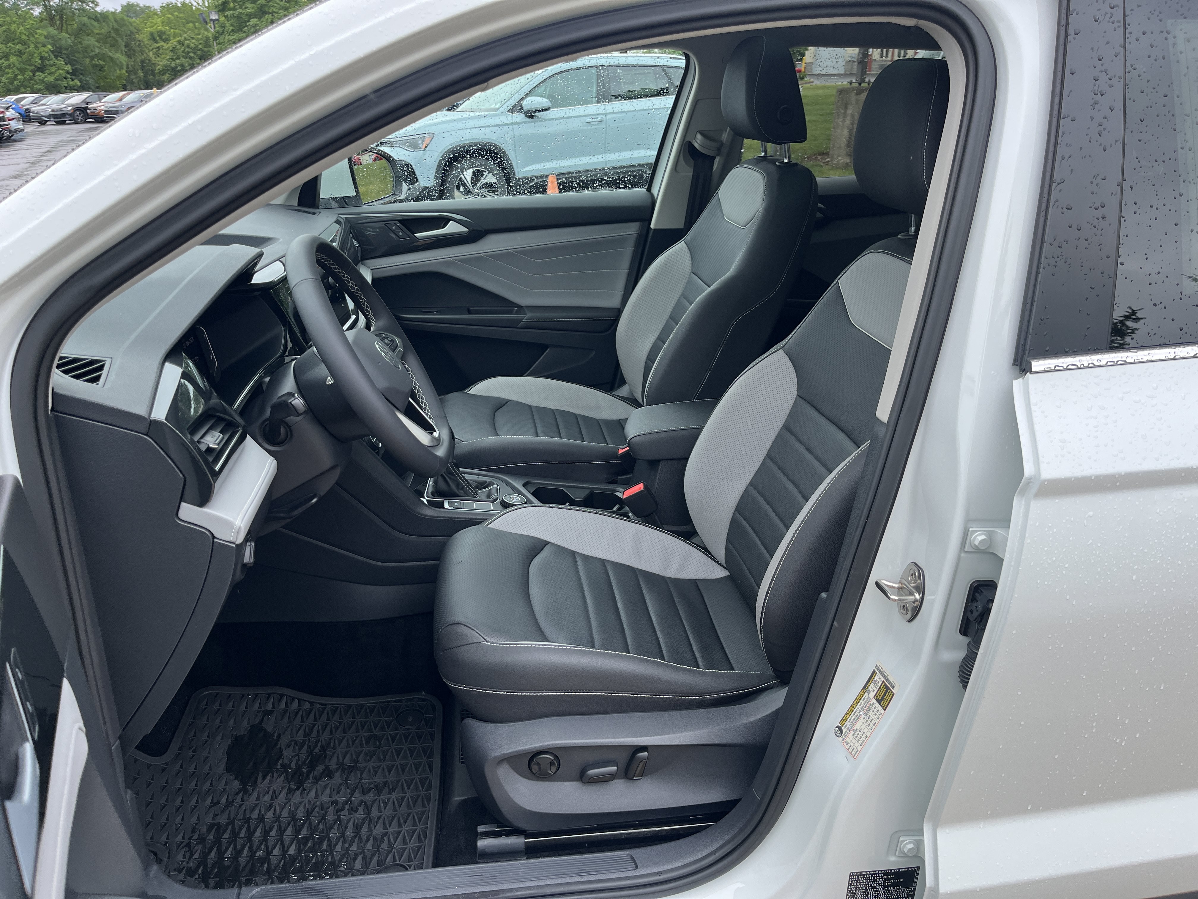 Used 2024  Volkswagen SEL image 17