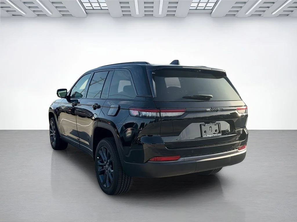 New 2026 Diamond Black Crystal Pearl-Coat Exterior Paint Jeep  image 5