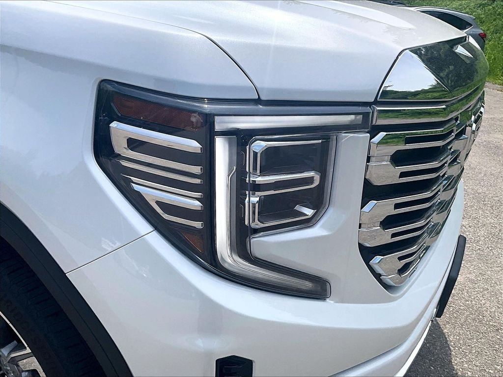 Used 2024 White GMC Denali image 32