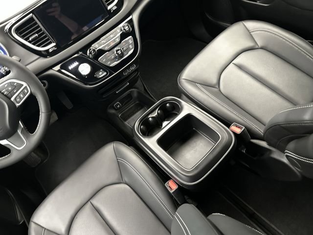 Used 2025 Black Chrysler Select image 25