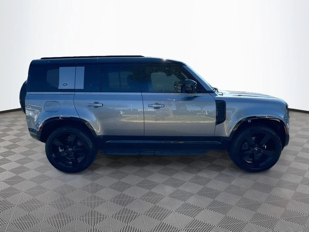 Used 2024  Land Rover X-Dynamic SE image 5