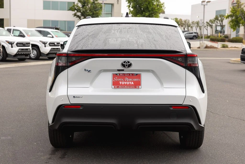 New 2026 Wind Chill Pearl <sup>1</sup> Toyota  XLE image 6