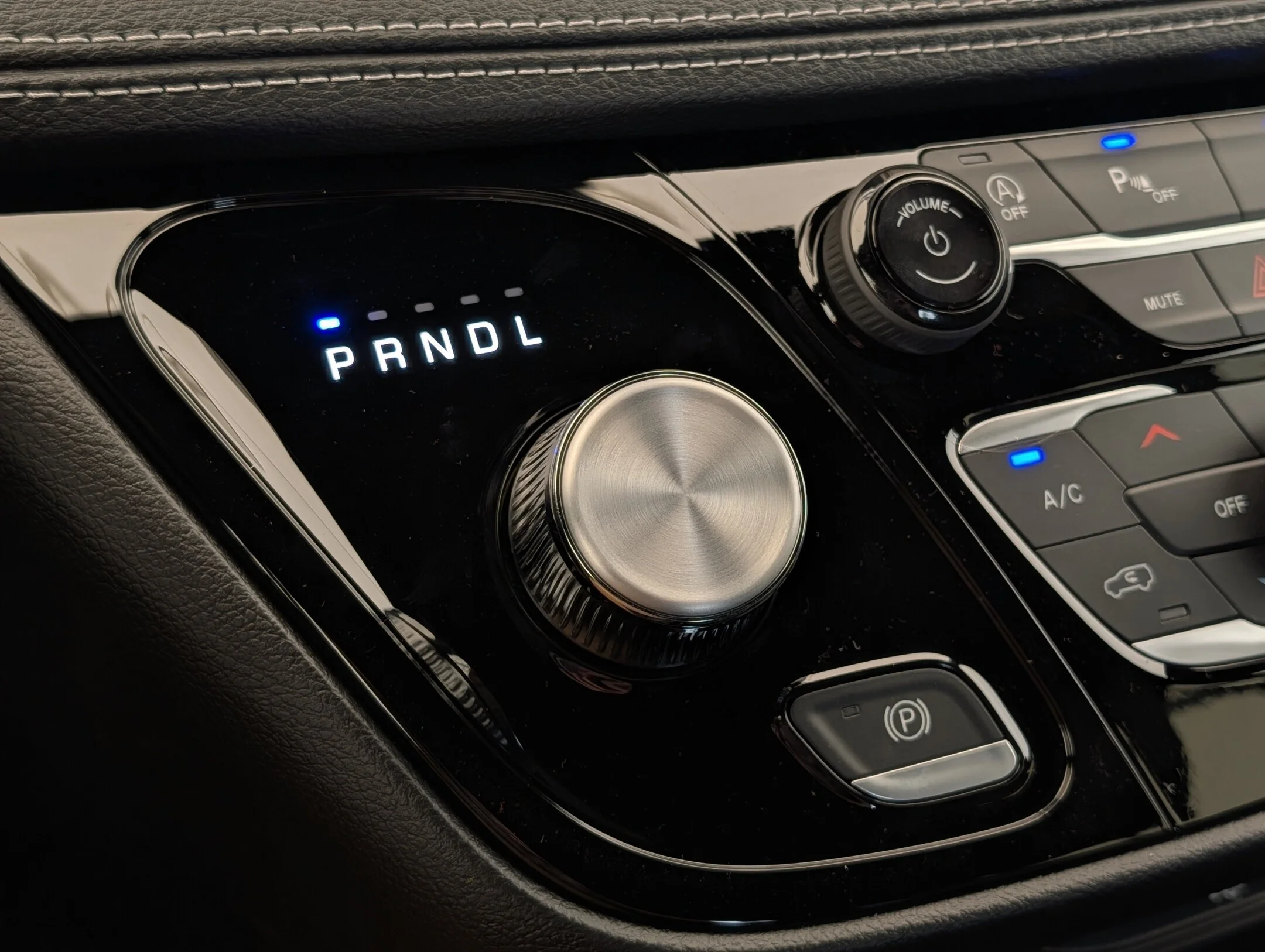 New 2027 White Chrysler Select - - AWD - Adaptive Cruise Control - Blind Spot Monitor & More! image 21