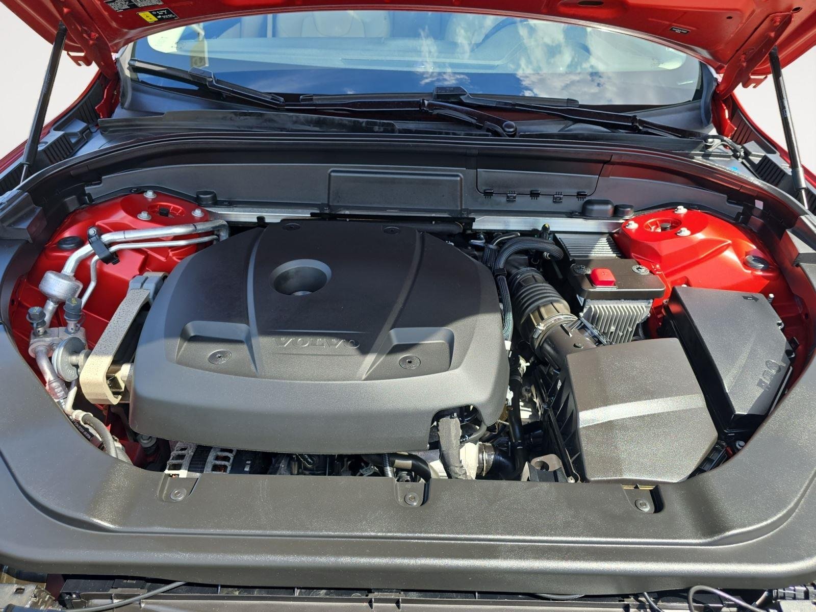 Used 2020 Fusion Red Metallic Volvo Momentum image 25