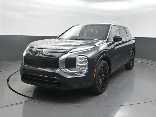 2026 Mitsubishi Outlander LE FWD's photo