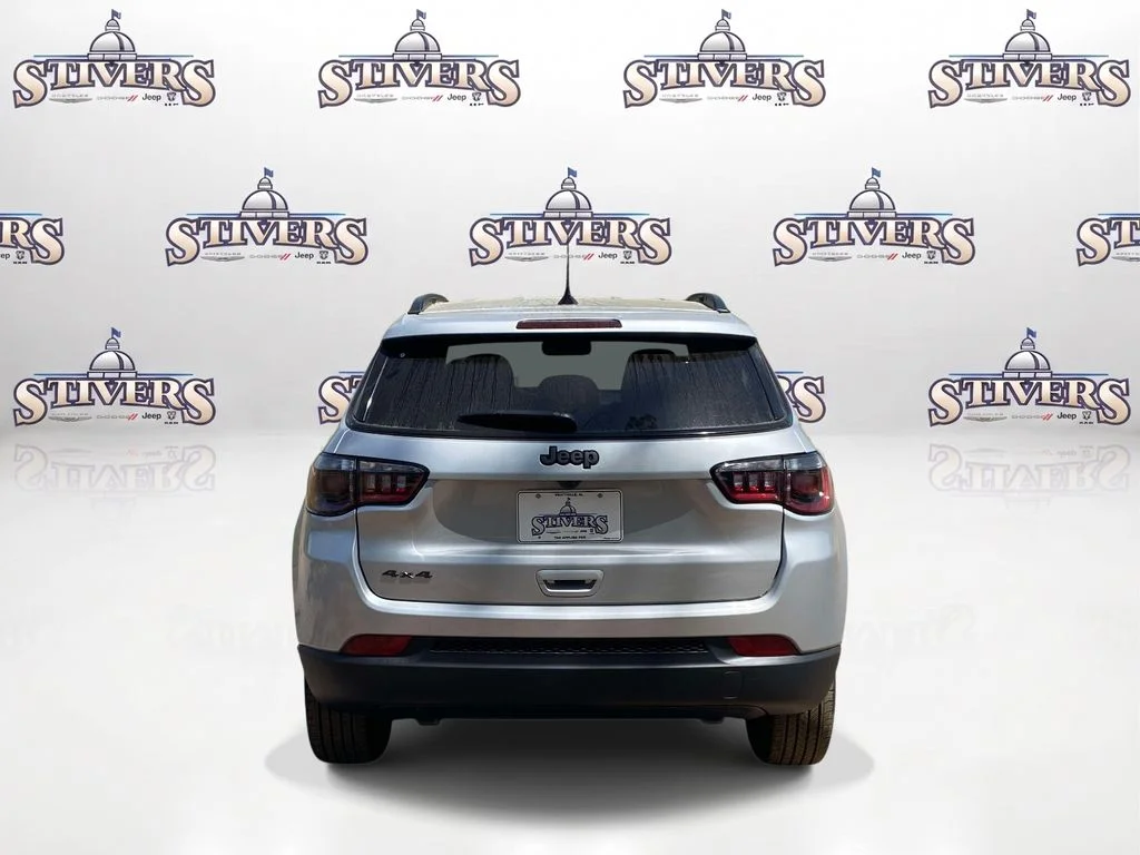 New 2026 Silver Zynith Metallic Clearcoat Jeep Latitude Altitude image 6