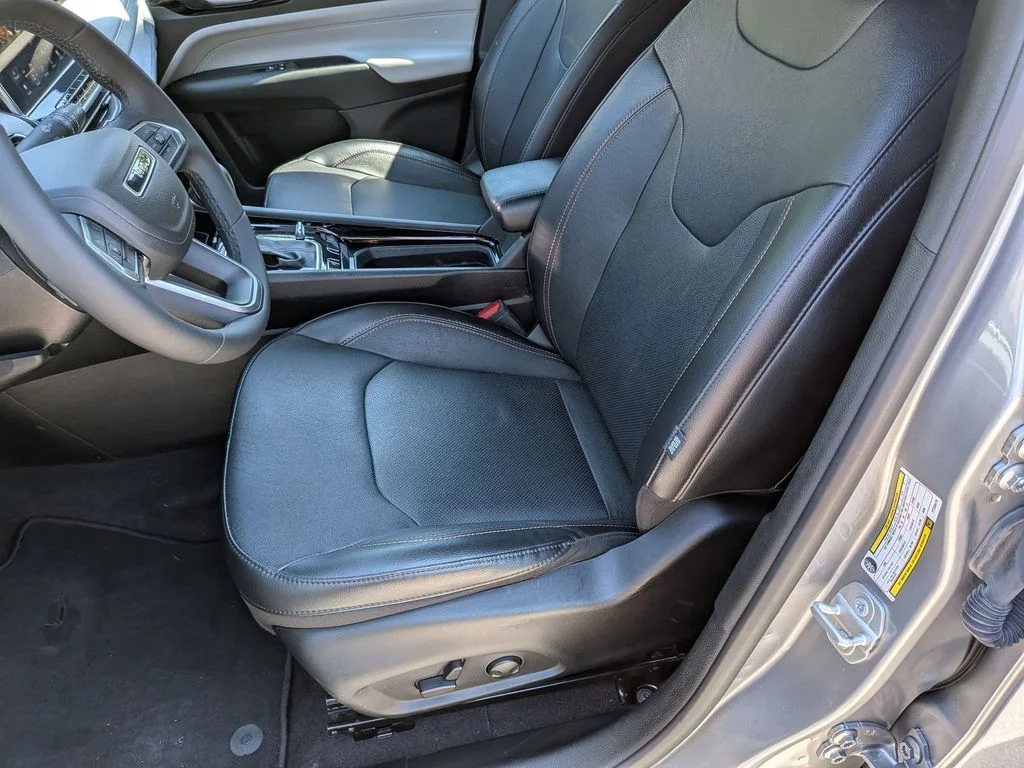 Used 2023 Silver Jeep Limited image 20