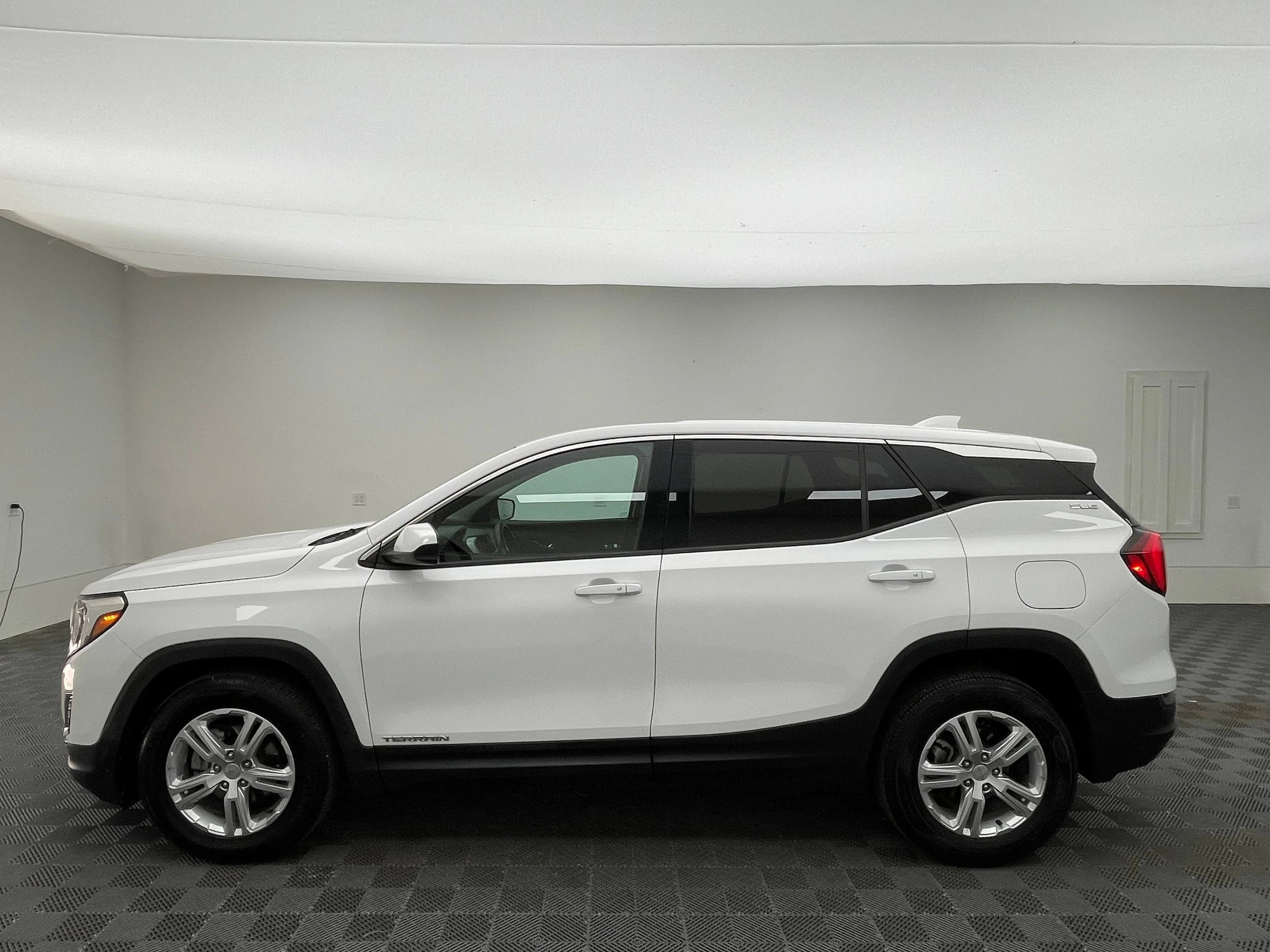 Used 2019 SUMMIT WHITE GMC SLE image 10