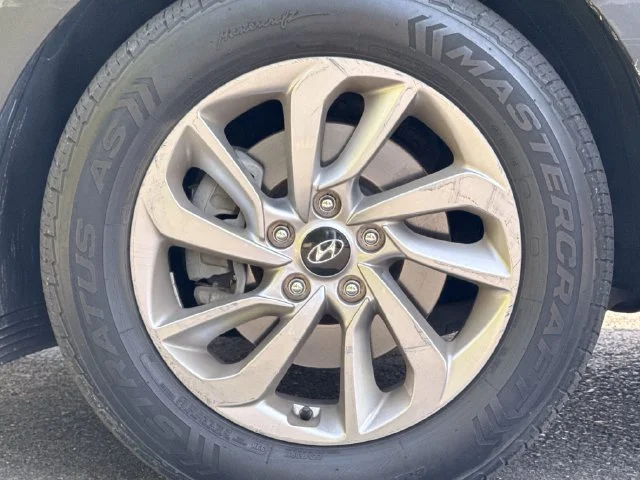 Used 2017 Molten Silver Hyundai SE image 7