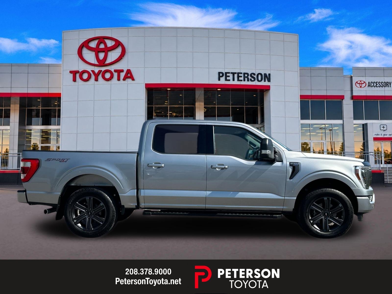 Used 2023  Ford Lariat image 2