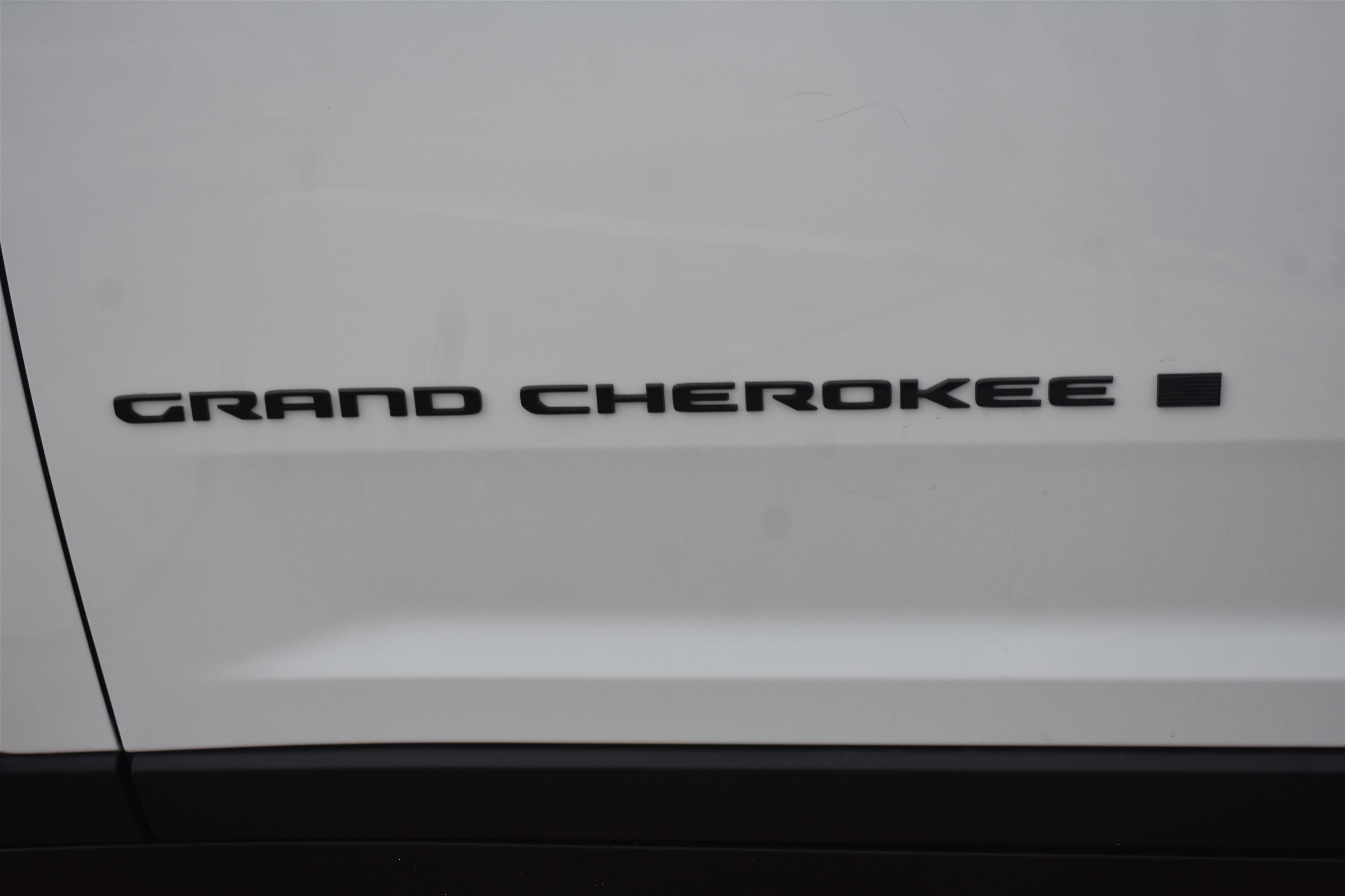 New 2026 Bright White Clear-Coat Exterior Paint Jeep Laredo Altitude image 11