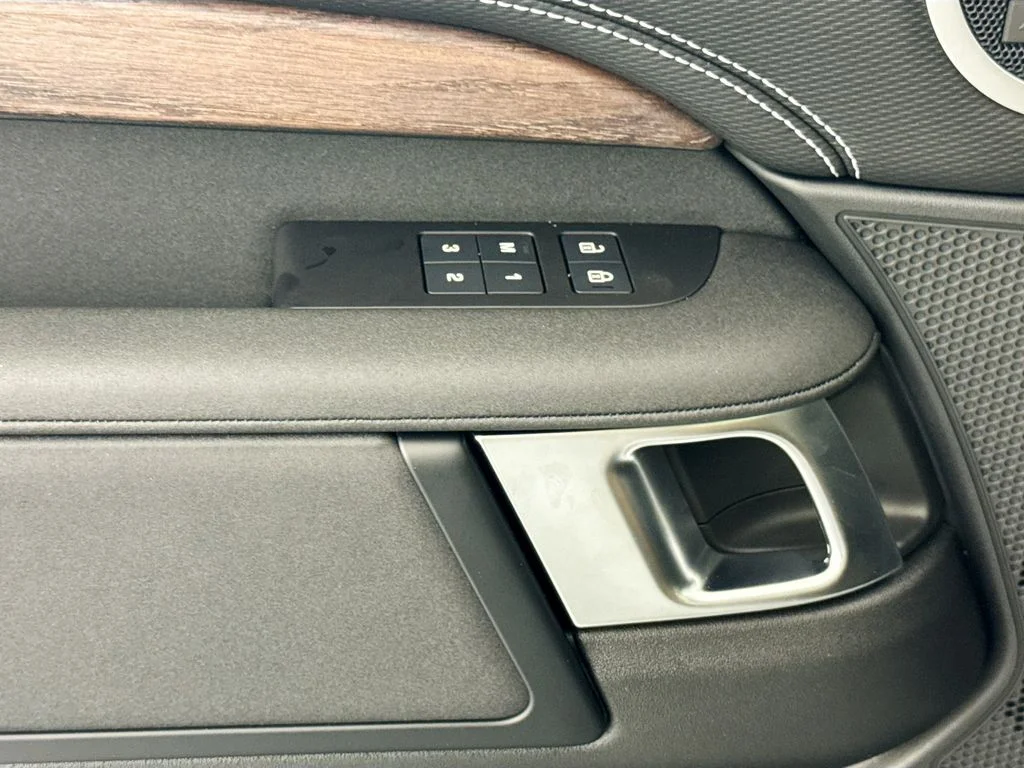 New 2026 Fuji White Land Rover Dynamic SE image 18