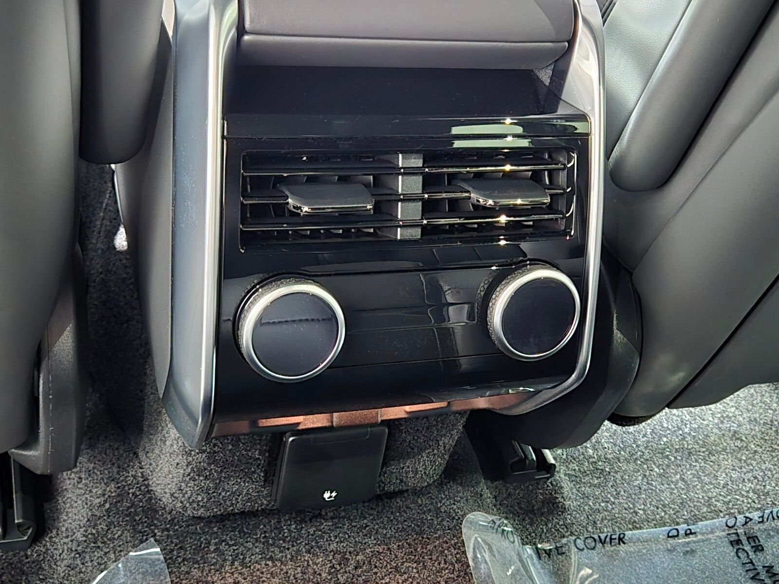 New 2026 Santorini Black Land Rover SE image 14