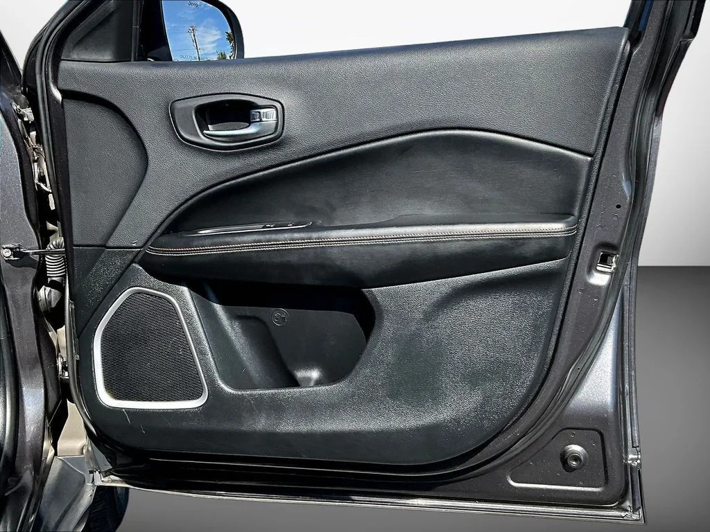 Used 2019 Crystal Metallic Jeep Latitude image 29