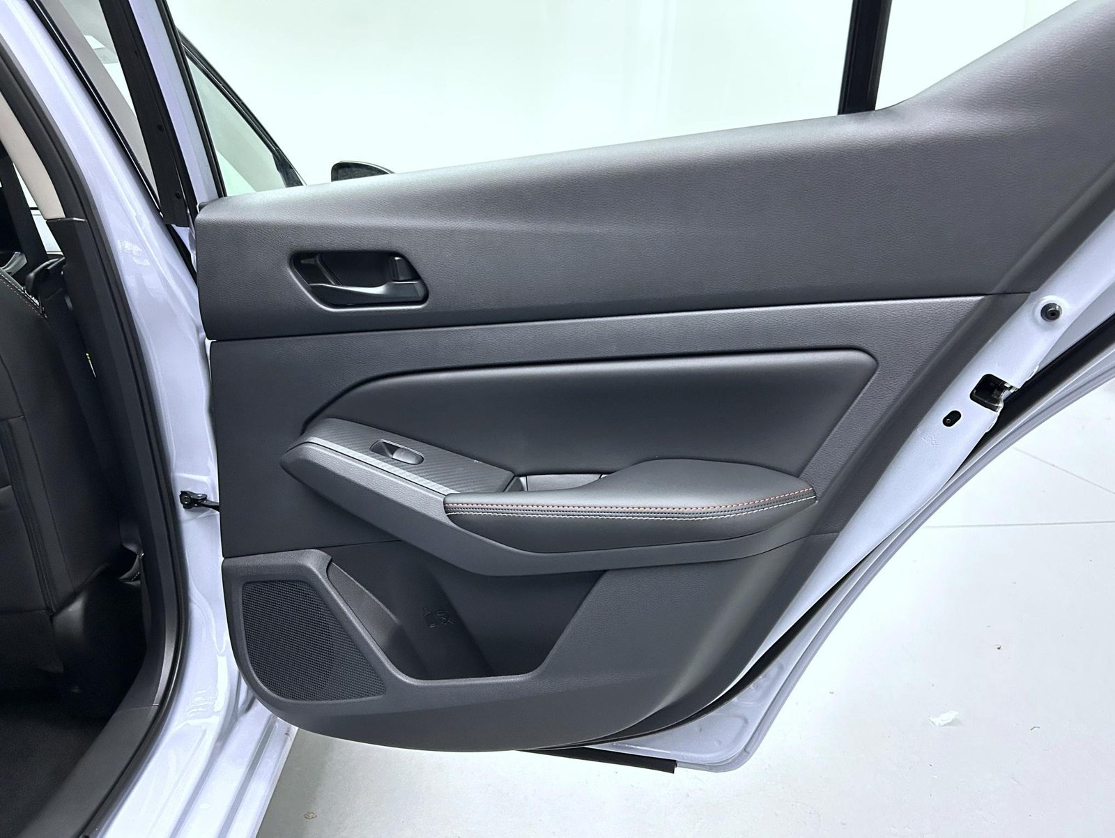 New 2026 Gray Sky Pearl / Super Black Two-tone Nissan 2.5 SR image 17