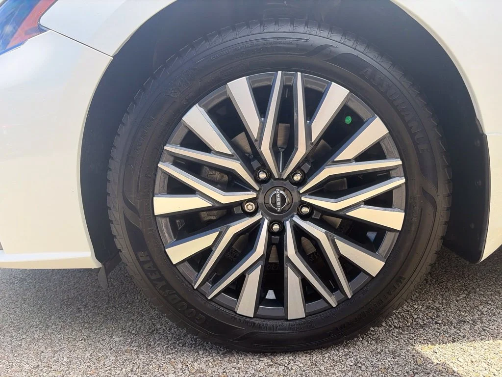 Used 2023 White Nissan 2.5 SV image 22
